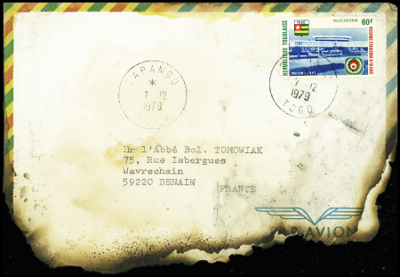 Lettre brulée du Togo (7.12.79) pour Denain avec mot d'excuses des PTT du Nord "A la suite d'un incendie survenu dans un wagon transportant le courrier" + coupure de presse relative à l'incendie d'un wagon poste Paris Va