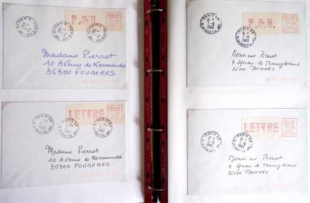 Dans un classeur noir avec un autocollant rouge "Musée