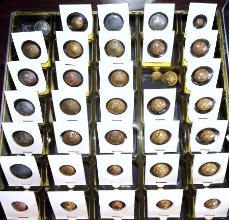 Présentoir de 35 "boutons du Service de Santé 1794-1919