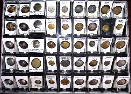 Présentoir de 29 "boutons de l'administration des Postes"