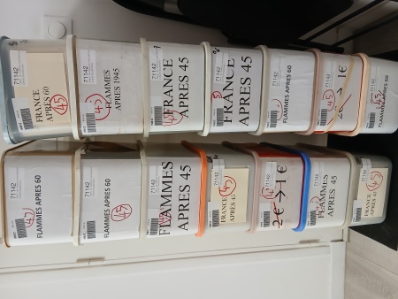 1945-80, Gros ensemble de 14 caissettes en plastique contenant