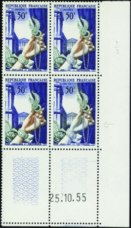 N°973 main bleue tenant à normal dans un coin daté