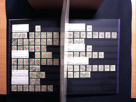 1878-1970 Sammlung NACHPORTOMARKEN in zwei Steckbüchern,