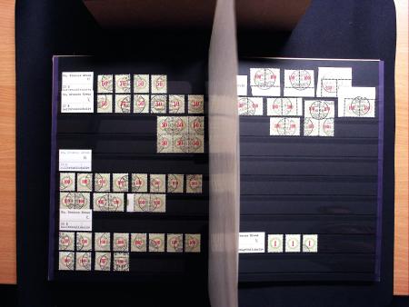 1878-1970 Sammlung NACHPORTOMARKEN in zwei Steckbüchern,