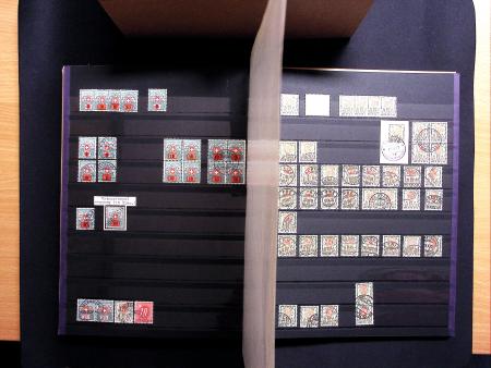 1878-1970 Sammlung NACHPORTOMARKEN in zwei Steckbüchern,