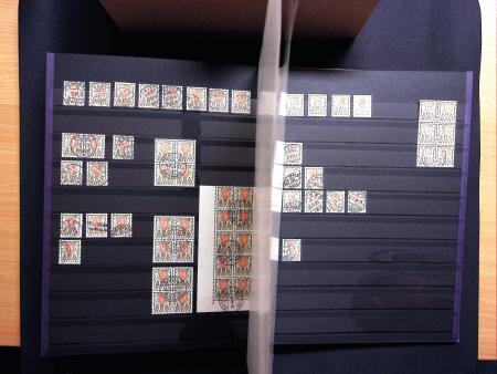 1878-1970 Sammlung NACHPORTOMARKEN in zwei Steckbüchern,