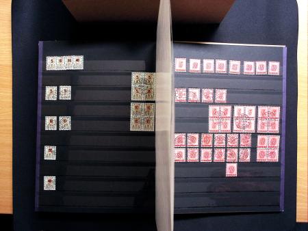 1878-1970 Sammlung NACHPORTOMARKEN in zwei Steckbüchern,