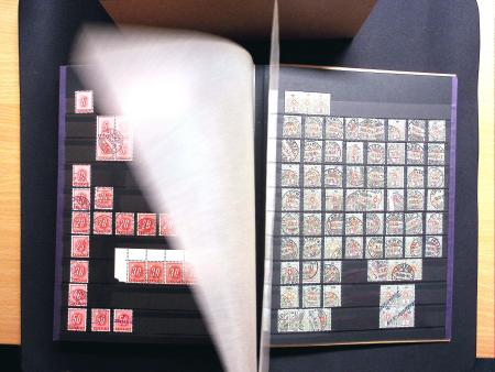 1878-1970 Sammlung NACHPORTOMARKEN in zwei Steckbüchern,