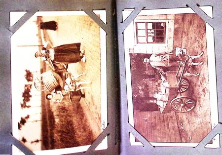 1900-10env. Deux petits albums de CARTES POSTALES avec