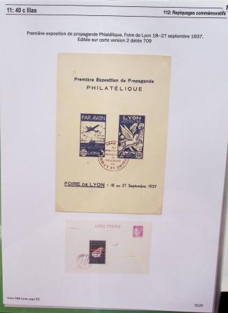 Gros classeur blanc de bureau contenant une collection spécialisée d'entiers postaux au type Paix 40c violet, 50c rouge, 55c violet, 65c Outremer, 90c