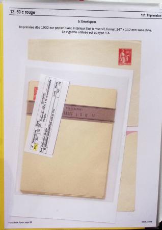 Gros classeur blanc de bureau contenant une collection spécialisée d'entiers postaux au type Paix 40c violet, 50c rouge, 55c violet, 65c Outremer, 90c