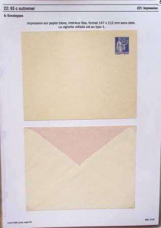 Gros classeur blanc de bureau contenant une collection spécialisée d'entiers postaux au type Paix 40c violet, 50c rouge, 55c violet, 65c Outremer, 90c