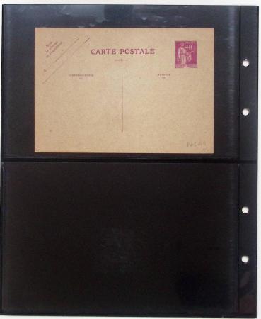 Gros classeur blanc de bureau contenant une collection spécialisée d'entiers postaux au type Paix 40c violet, 50c rouge, 55c violet, 65c Outremer, 90c
