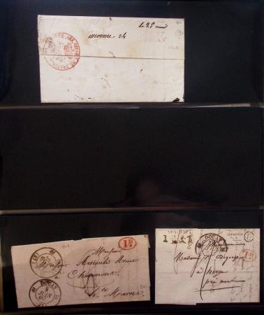 Album Safe bleu foncé : 103 plis de Douai : marques postales dont Ancien Régime, MP à numéros, lettres classiques dont n°3 obl. Grille + T15 Douai (1849)