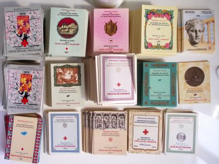 1953-1983, Stock de carnets Croix-Rouge, en quantité