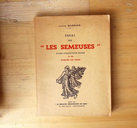 BIBLIOTHEQUE Un ensemble de livres, brochures, photocopies