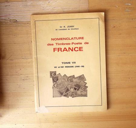 BIBLIOTHEQUE Un ensemble de livres, brochures, photocopies