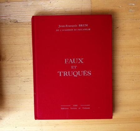 BIBLIOTHEQUE Un ensemble de livres, brochures, photocopies