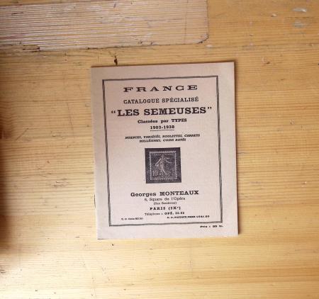 BIBLIOTHEQUE Un ensemble de livres, brochures, photocopies