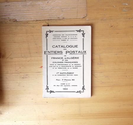 BIBLIOTHEQUE Un ensemble de livres, brochures, photocopies