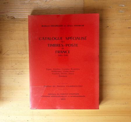 BIBLIOTHEQUE Un ensemble de livres, brochures, photocopies