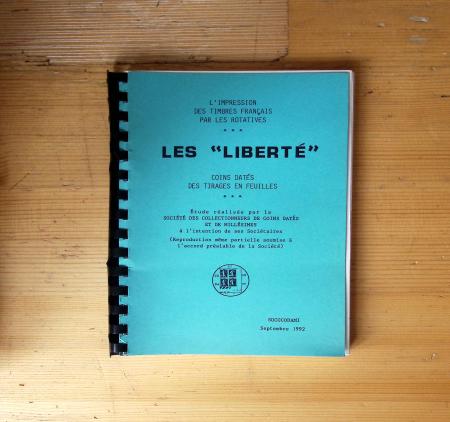BIBLIOTHEQUE Un ensemble de livres, brochures, photocopies