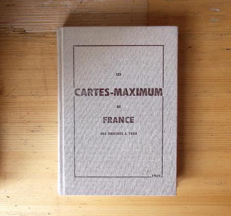BIBLIOTHEQUE Un ensemble de livres, brochures, photocopies