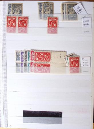 1900-1959, en 5 albums, très important stock de timbres