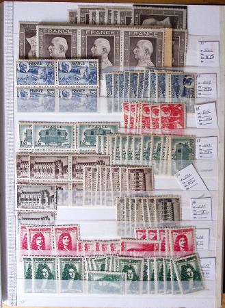 1900-1959, en 5 albums, très important stock de timbres