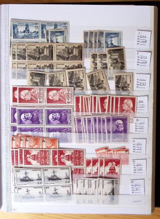 1900-1959, en 5 albums, très important stock de timbres