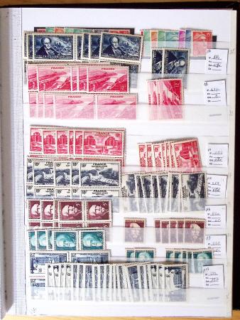 1900-1959, en 5 albums, très important stock de timbres