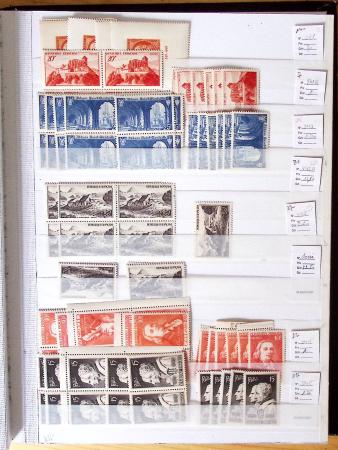 1900-1959, en 5 albums, très important stock de timbres