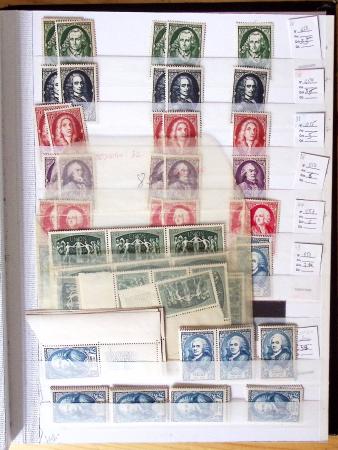 1900-1959, en 5 albums, très important stock de timbres