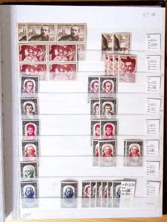 1900-1959, en 5 albums, très important stock de timbres