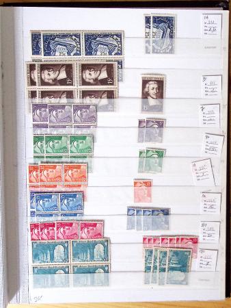 1900-1959, en 5 albums, très important stock de timbres
