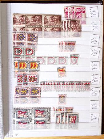 1900-1959, en 5 albums, très important stock de timbres
