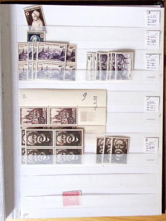 1900-1959, en 5 albums, très important stock de timbres
