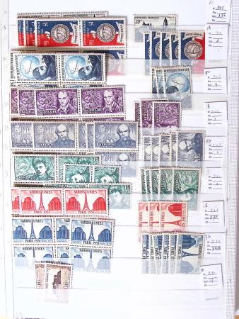 1900-1959, en 5 albums, très important stock de timbres