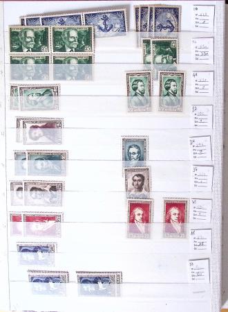 1900-1959, en 5 albums, très important stock de timbres