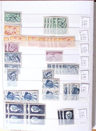 1900-1959, en 5 albums, très important stock de timbres