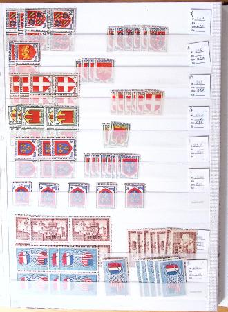 1900-1959, en 5 albums, très important stock de timbres