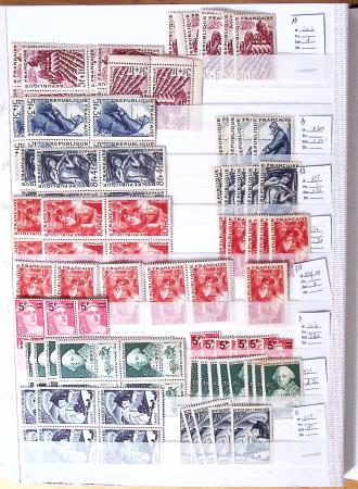 1900-1959, en 5 albums, très important stock de timbres