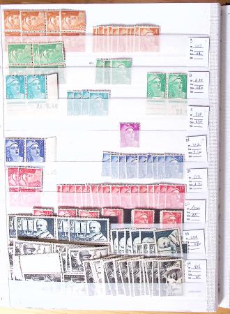 1900-1959, en 5 albums, très important stock de timbres