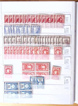 1900-1959, en 5 albums, très important stock de timbres