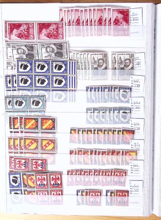 1900-1959, en 5 albums, très important stock de timbres
