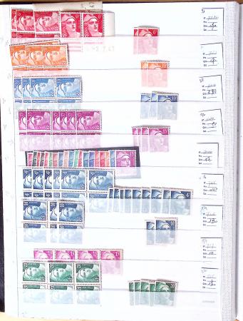 1900-1959, en 5 albums, très important stock de timbres