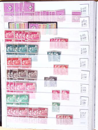 1900-1959, en 5 albums, très important stock de timbres