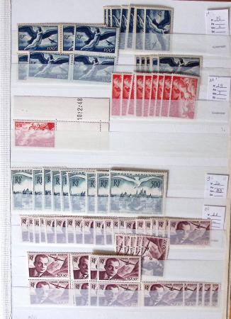 1900-1959, en 5 albums, très important stock de timbres