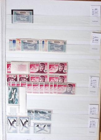 1900-1959, en 5 albums, très important stock de timbres