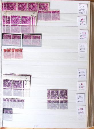 1900-1959, en 5 albums, très important stock de timbres